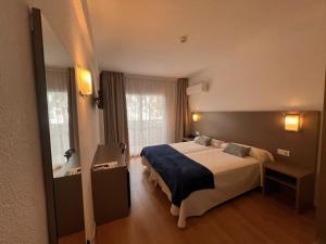 Postel nebo postele na pokoji v ubytování Hotel Montesol Benidorm