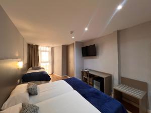 Postel nebo postele na pokoji v ubytování Hotel Montesol Benidorm