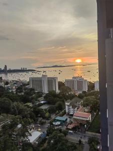 Fotografie z fotogalerie ubytování 芭提雅网红海滩公寓/家电齐全/楼顶泳池/健身房 v destinaci Pattaya Central
