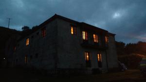 un edificio con sus luces encendidas por la noche en Casa D'Agosto, en Estacas