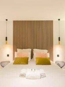 - une chambre avec un grand lit et 2 serviettes dans l'établissement L'Amanté Spa -Balnéo -Vieux Lyon, à Lyon