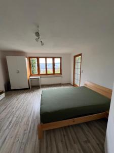 1 dormitorio con 1 cama grande en una habitación en Kleine Ferienwohnung - Nähe Schweizergrenze, en Hohentengen