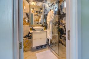 a bathroom with a sink and a mirror at Bungalow Lux 2 in Novi Banovci