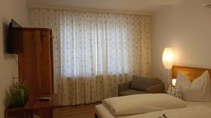 A bed or beds in a room at Wein & Landhaus Willi Opitz