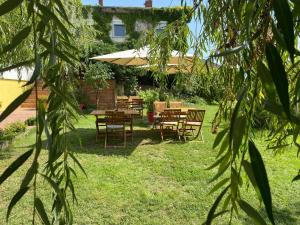 A garden outside Wein & Landhaus Willi Opitz