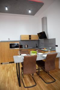 AM-Residence No 12 في فيينا: غرفة طعام مع طاولة وكراسي في مطبخ