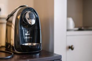a toaster sitting on top of a kitchen counter at Parkhotel Surenburg in Hörstel