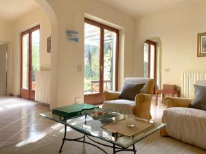 sala de estar con sofá y mesa en Villa Giardino, en Forte dei Marmi