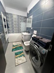 uma casa de banho com uma máquina de lavar roupa e um WC em Apartament Panoramic View I Refugiu la înălțime em Bucareste