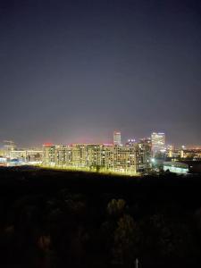 布加勒斯特的住宿－Apartament Panoramic View I Refugiu la înălțime，夜晚带灯光的城市景观
