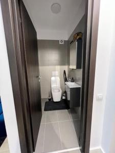 Baño pequeño con aseo y lavamanos en Apartament Panoramic View I Refugiu la înălțime, en Bucarest