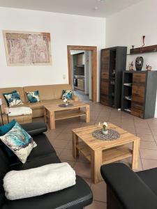 a living room with couches and tables in a room at Ferienwohnung am Theaterplatz in Meißen