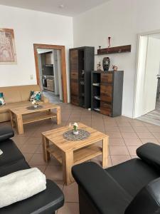 a living room with a couch and a table at Ferienwohnung Am Theaterplatz in Meißen