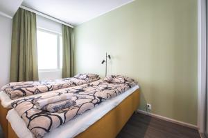 Ένα ή περισσότερα κρεβάτια σε δωμάτιο στο Saunallinen kaksio autohallipaikalla