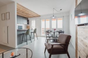 - une cuisine et une salle à manger avec une table et des chaises dans l'établissement Magnifique appartement proche du centre, à Crans-Montana