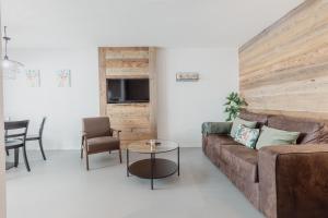 ein Wohnzimmer mit einem Sofa und einem Tisch in der Unterkunft Magnifique appartement proche du centre in Crans-Montana