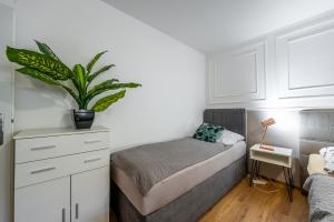 Ліжко або ліжка в номері Blizko Stanice Apartment Košice Center