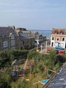 - Vistas a una ciudad con parque infantil y al océano en Driftwood, en Eyemouth