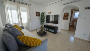 Televízia a/alebo spoločenská miestnosť v ubytovaní Family Beach Club Sevilla II
