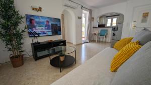 Televízia a/alebo spoločenská miestnosť v ubytovaní Family Beach Club Sevilla II