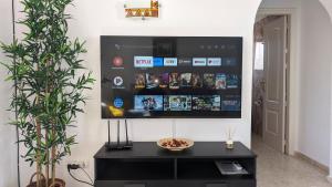 Televízia a/alebo spoločenská miestnosť v ubytovaní Family Beach Club Sevilla II