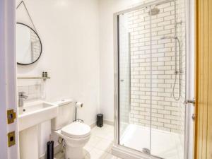 La salle de bains est pourvue d'une douche, de toilettes et d'un lavabo. dans l'établissement Pass the Keys Central Apartment with king bed, à Lincoln