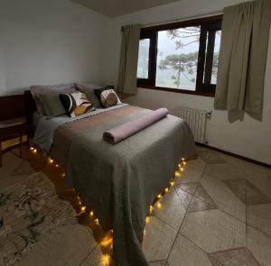 2 Betten mit Beleuchtung in einem Schlafzimmer in der Unterkunft Rodeio das Lagoas in Cambará