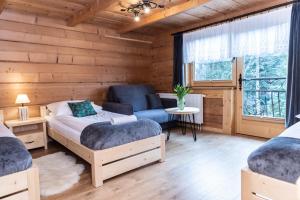 考斯賽力克的住宿－udanypobyt Dom Garden SPA，一间卧室设有两张床和窗户。