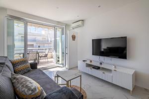 โทรทัศน์และ/หรือระบบความบันเทิงของ Juan Les Pins ENTRE CIEL ET MER , dernier étage avec terrasse