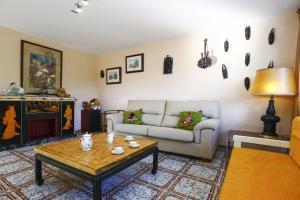 サロウにあるVilla Serena Only families Planet Costa Doradaのソファとコーヒーテーブルのあるリビングルーム +27枚の写真