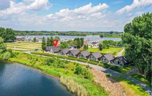 una vista aérea de una casa junto a un río en Nice Home In Kerkdriel With Wi-fi, en Kerkdriel