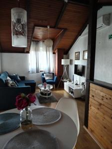 una sala de estar con un sofá y una mesa en Ana Apartment, en Šibenik