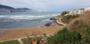 Zdjęcie z galerii obiektu Cozy Yellow Home in Getxo w mieście Getxo