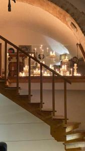 Una habitación con un estante con velas. en Barone Gambadoro, en Monte SantʼAngelo