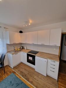 Kuchyň nebo kuchyňský kout v ubytování APARTMAN MAOR