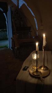 una mesa con dos velas encima en Barone Gambadoro en Monte SantʼAngelo