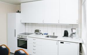 2 Bedroom Lovely Home In Sjernarøyにあるキッチンまたは簡易キッチン
