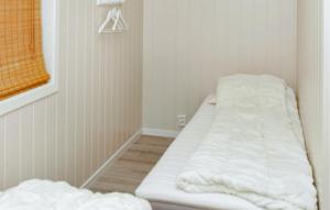 2 Bedroom Lovely Home In Sjernarøyにあるベッド +2枚の写真