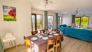 ein Esszimmer mit einem Tisch und einem blauen Sofa in der Unterkunft VİLLA KAYA in Kaş