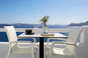 d'une table et de chaises avec vue sur l'océan. dans l'établissement DAY DREAM 2, à Oia