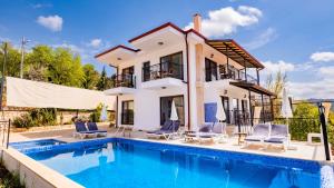 eine Villa mit Swimmingpool und ein Haus in der Unterkunft VİLLA KAYA in Kaş