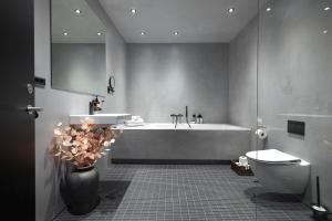 un bagno con vasca, WC e lavandino di CPH Hotel a Copenaghen