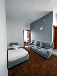 un soggiorno con divano, divano e letto di Value Place a Wadi Musa