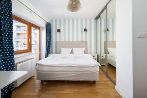 Habitación pequeña con cama y ventana en Sky Garden Premium Penthouse, en Varsovia