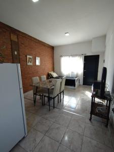 un salon avec une table, des chaises et un canapé dans l'établissement AMALIA departamentos, à San Rafael