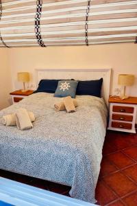 ein Schlafzimmer mit einem Bett mit zwei Nachttischen und zwei Lampen in der Unterkunft El Castillito Studios in Buenavista del Norte