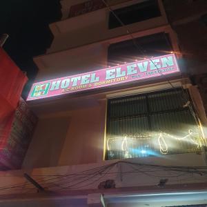 een hotelliftbord aan de zijkant van een gebouw bij Hotel Eleven in Bhagalpur