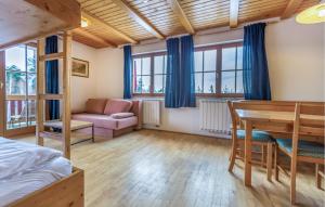 Katil atau katil-katil dalam bilik di 2 Bedroom Awesome Apartment In Pohorje