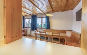 - une cuisine et une salle à manger avec une table et des chaises dans l'établissement Beautiful Apartment In Pohorje With Kitchen, à Hočko Pohorje