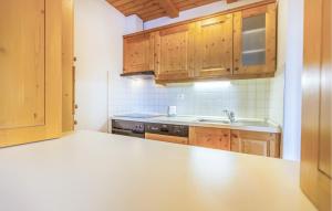 - une cuisine avec des placards en bois et un comptoir dans l'établissement Beautiful Apartment In Pohorje With Kitchen, à Hočko Pohorje